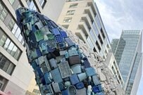 ロンドンに展示された「海洋ゴミ問題」を訴えるアート　作品の中で見つけた「日本語」に思わず言葉を失う