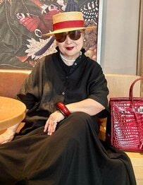 【韓国のおしゃれおばあちゃん】ブラックの〈シャツワンピース〉を華やかに着こなす！大人の余裕と気品に満ちたコーデが素敵