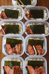 【おかずも愛情もたっぷり】一気に作るタッパー9個分！高齢の両親へ贈る「冷凍弁当」が話題