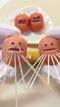 【話題】高校生の息子＆旦那のために作った「おひげのソーセー人」入りのそぼろ丼弁当がめちゃかわ