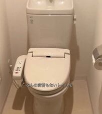 【トイレDIY】殺風景でシンプルな〈床と壁〉→〈クッションフロアと壁紙〉を貼るだけで絵画のような〈アート空間〉に大変身！個性的でおしゃれなリメイク術