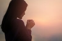 「孫たちを入信させないの？」ある芸能人の結婚から考える、宗教3世の胸の内