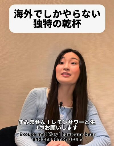 飲食店で飲み物を頼む日本人