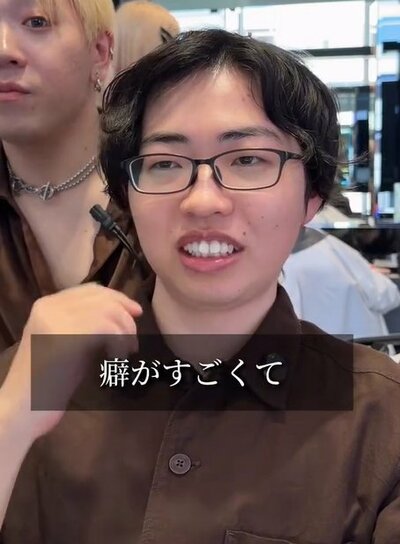 癖毛が気になっている様子の男性