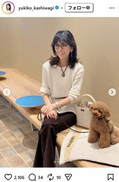 柏木由紀子のInstagram投稿（愛犬と寄り添うくつろぎの1枚）