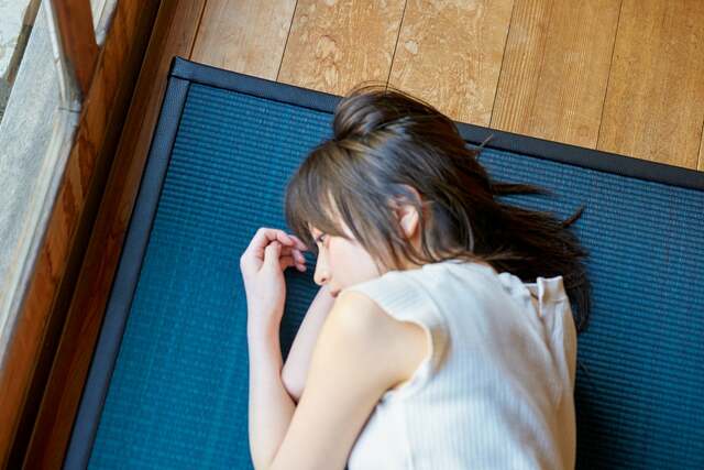 ソファ代わりの1枚に。即設置完了の「置き畳」で叶える上質なくつろぎスペースという特等席！熊本い草×姫路レザーの上質感が素敵です
