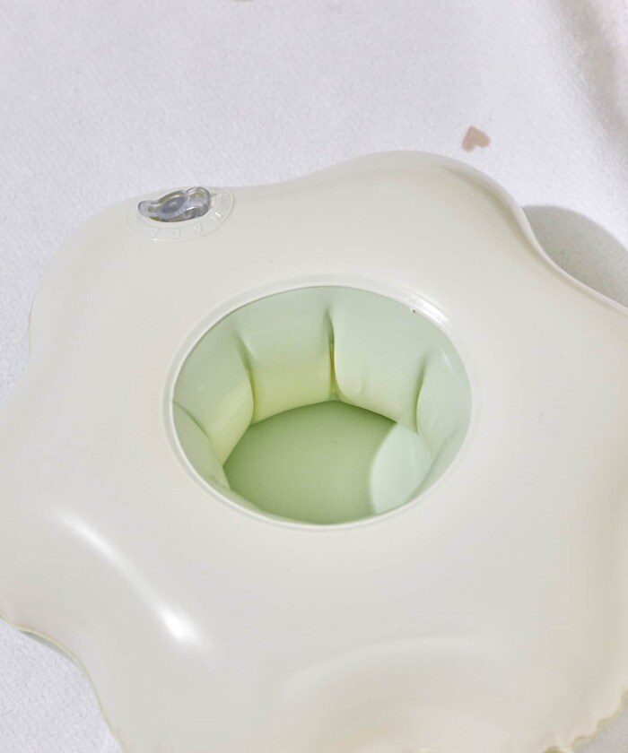 水の上でぷかぷか浮かべられるドリンクホルダー