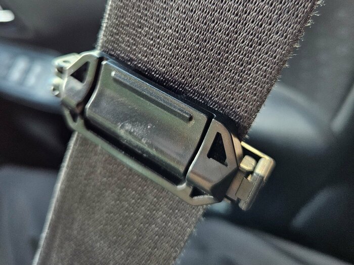 後ろのロックパーツを固定し、ストッパーが外れるのを防ぎます