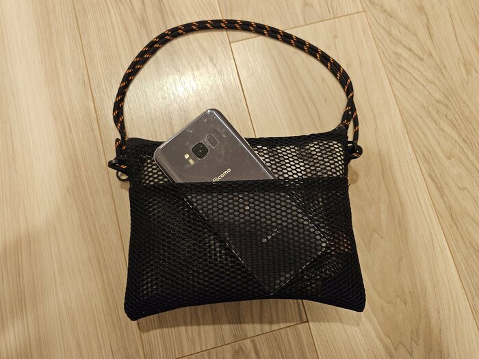 携帯電話はすぐに取り出したいため、裏側のポケットに入れました