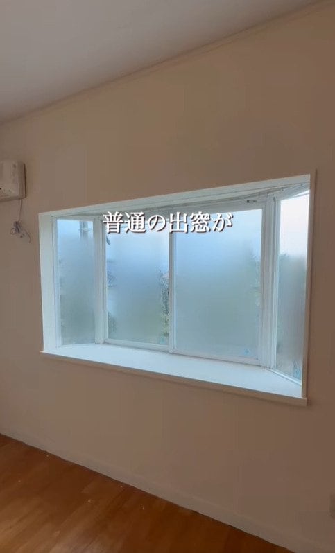 【33万再生】「発想とセンスが良すぎ！」主婦が出窓スペースに内窓&ディスプレイをDIY、完成度の高さに絶賛の声が続出
