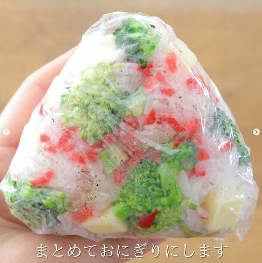 【クリスマスおにぎり】ブロッコリーに紅ショウガ...斬新な組み合わせなのに美味しい！クリスマス気分が盛り上がるおにぎりが見た目も美しい！