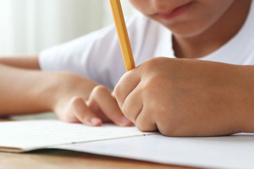 「勉強に集中したい」小学生男子が考えた勉強法　想像を超えた発想に「男児の習性ですね」