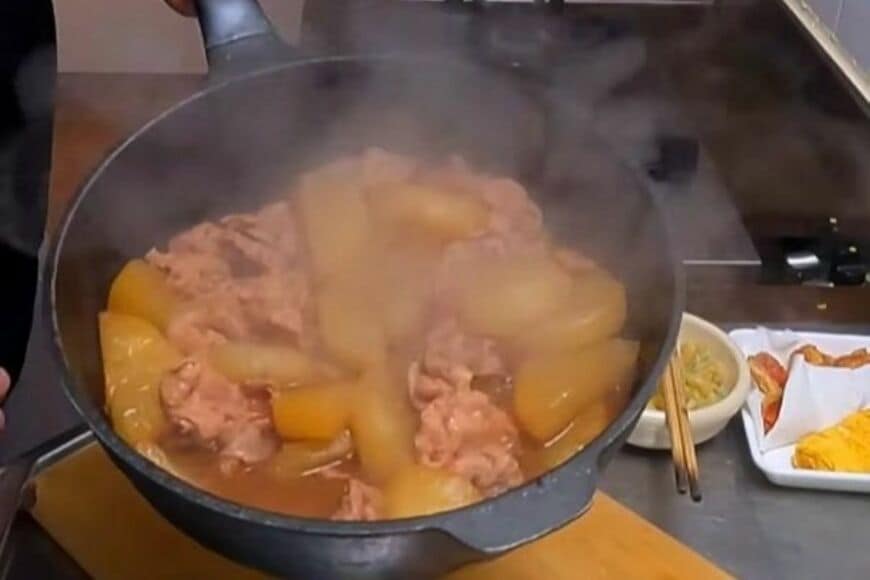 「和食好きにはたまらない」父親が作る味しみしみ【ぶた大根弁当】　大きなおにぎりを詰めた一品が話題