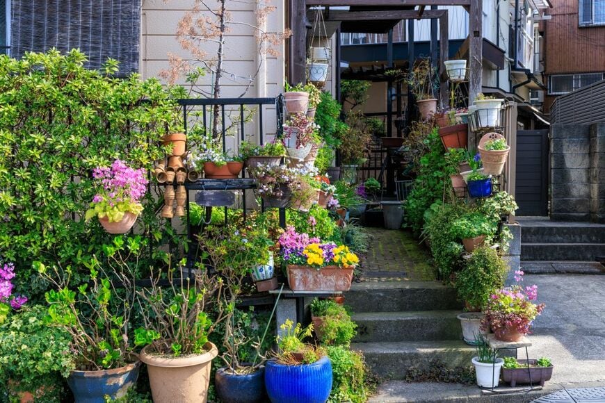植え込みに掲出された「警告文」が意味深すぎる　想像力を刺激する表現に「天才的」「なんかかっこいい」