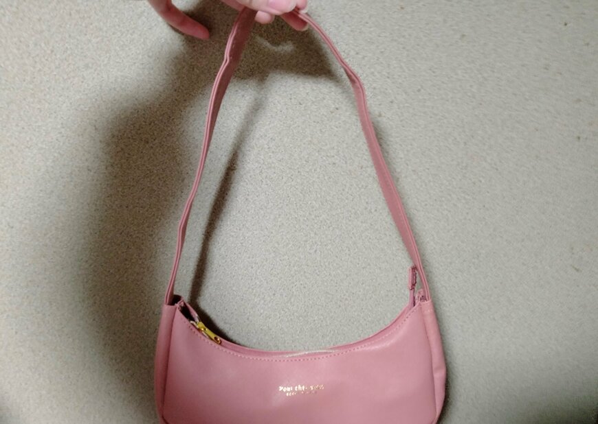 筆者撮影（ダイソー、合皮ラウンド ワンショルダーバッグ PK）