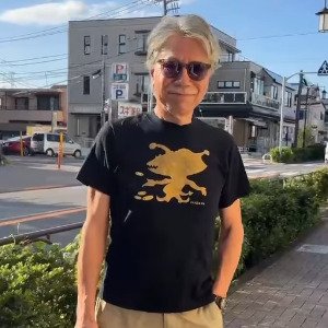 【73歳イケオジ】キャラTが主役の「カジュアルコーデ」！ベージュパンツで上品に
