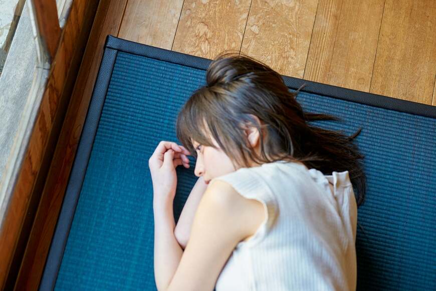 ソファ代わりの1枚に。即設置完了の「置き畳」で叶える上質なくつろぎスペースという特等席！熊本い草×姫路レザーの上質感が素敵です
