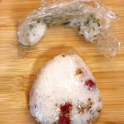 モダンなデザインでめちゃ可愛い！【昭和レトロ弁当】オブラートアートと海苔で懐かしい黒電話を再現したお弁当に注目