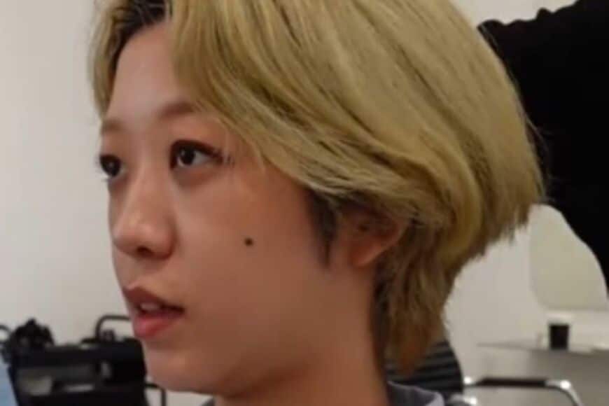 【大変身】金髪ショートの女性が「くせ毛を活かしたショートウルフ」をオーダー　カッコいい仕上がりに思わず笑顔