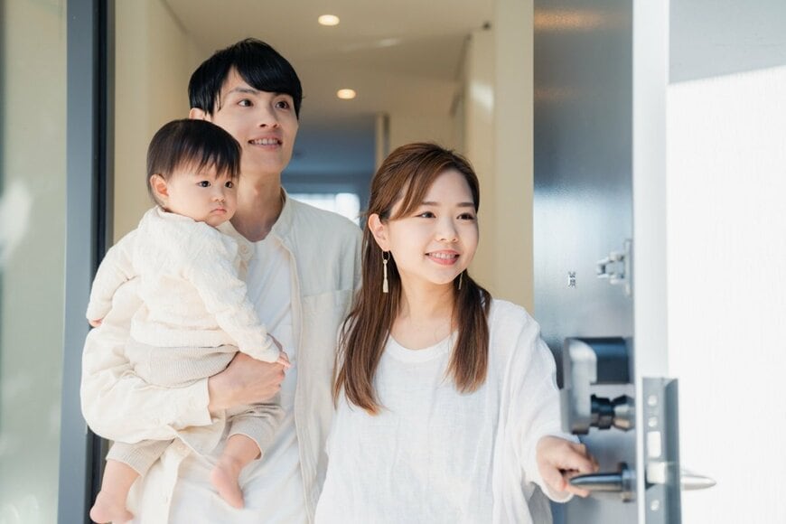 家族が家を見学している写真