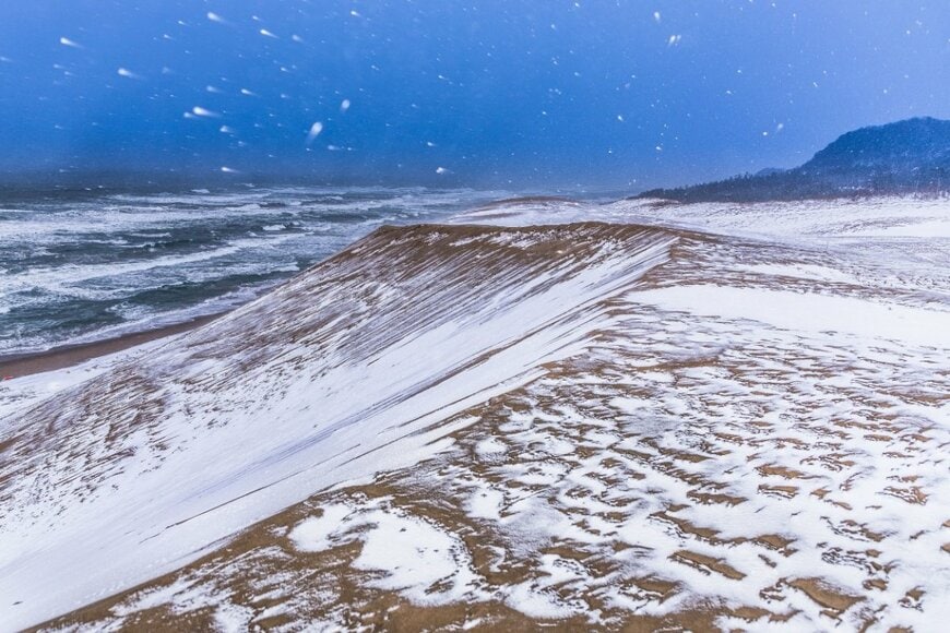 雪が積もった鳥取砂丘