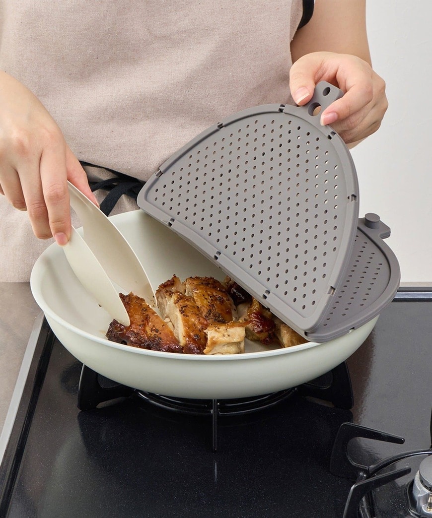 片側の半分を持ち上げて、フライパンの中に調理器具を入れる
