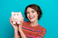 【年代別】「貯蓄3000万円」以上を保有する世帯はどれくらいいる？「20歳代・30歳代・40歳代・50歳代・60歳代・70歳代」平均値＆中央値もチェック！