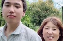 【33歳差カップル】59歳彼女と25歳彼氏　公園で「腕組みデート」の様子が幸せいっぱい