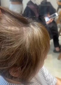 白髪に悩む女性がイメチェン　「メッシュキャップ」で作るおしゃれな大人ヘアが話題