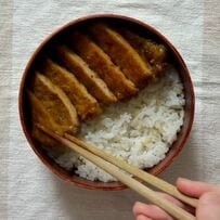 【息子弁当】テリテリのソースをかけた「ジンジャーポーク」が最高　「彩り豊かな副菜や厚切りロース肉」を食べやすくする工夫にも注目