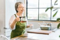 【60〜70歳代】世帯別「貯蓄額の平均と中央値」はいくらか？老後の生活費は平均で赤字に。生活のダウンサイジングは50歳代からはじめよう