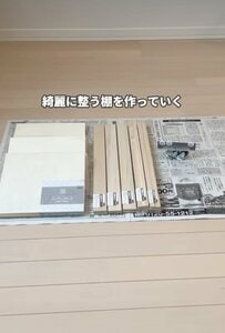 【収納術】セリアの「ファブリックボード」と角材で作る〈トイレットペーパー収納〉。下段にペーパー、上段に掃除用品を分け、トイレ空間を無駄なく活かす手軽な工夫