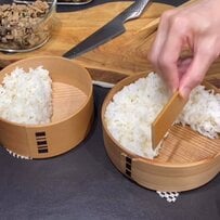 50代主婦が作る【旦那弁当】綺麗に並んだ〈ズッキーニの肉巻き〉や彩り豊かなおかずが美味しそうと話題