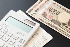 【遺族年金か障害年金か】65歳未満の妻が直面する2つの選択肢、障害年金を受給中でも遺族年金はもらえる？4つの支給要件を確認