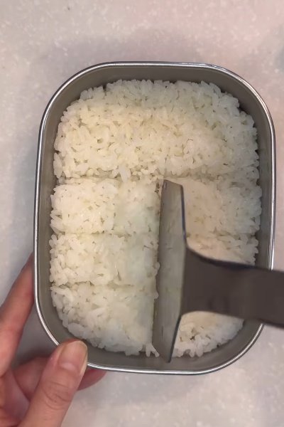 ご飯をへらで区切ります