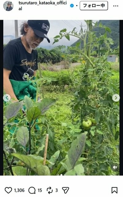 片岡鶴太郎のInstagram投稿（畑で作業する様子）