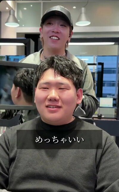サイドがすっきり整い、天然のうねりが立体感になった、爽やかなスタイル（アフター）