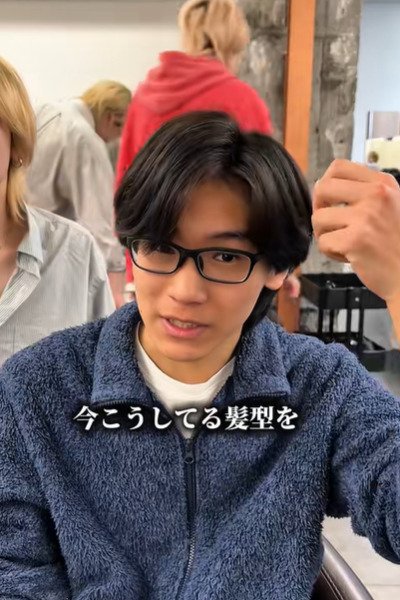 髪の悩みについて話す男性