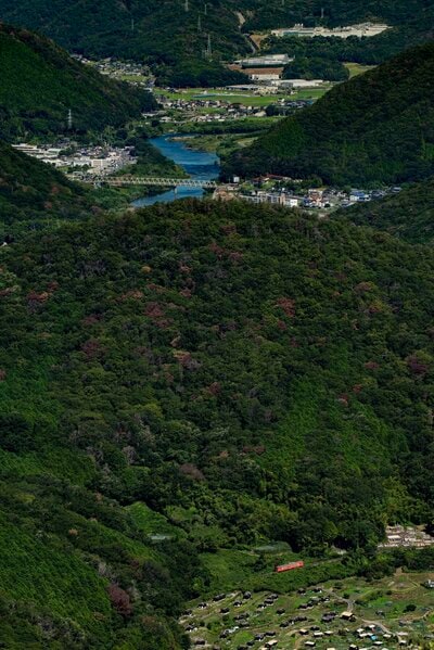 本宮高倉山の反対側に広がる中国山地の絶景