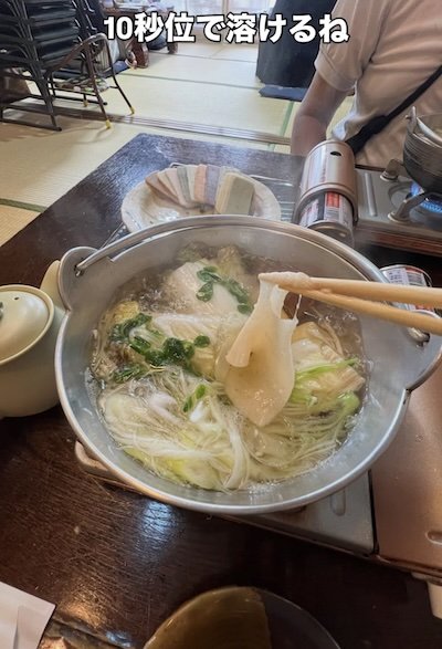 鍋でお餅をしゃぶしゃぶする様子