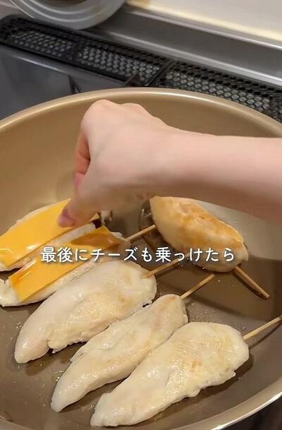 焼いているささみ串にチーズがのせられるところ