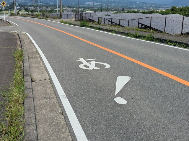 【謎】山梨県で見つけた「あ！」の路面標示　不思議な光景に反響「めっちゃ見たい」