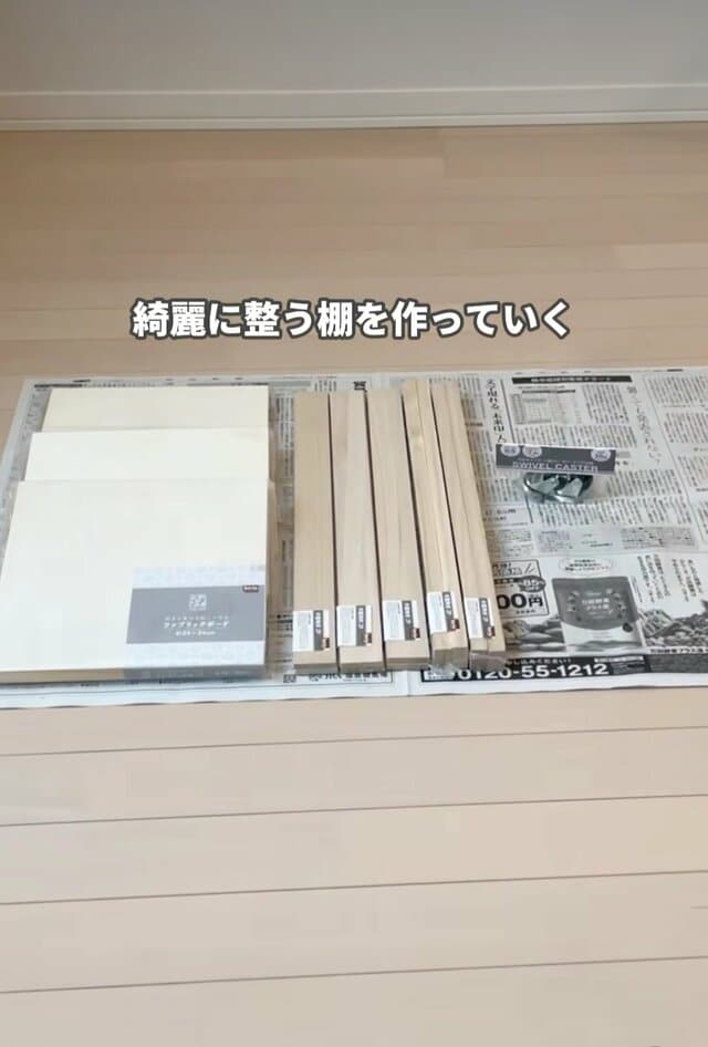 【収納術】セリアの「ファブリックボード」と角材で作る〈トイレットペーパー収納〉。下段にペーパー、上段に掃除用品を分け、トイレ空間を無駄なく活かす手軽な工夫