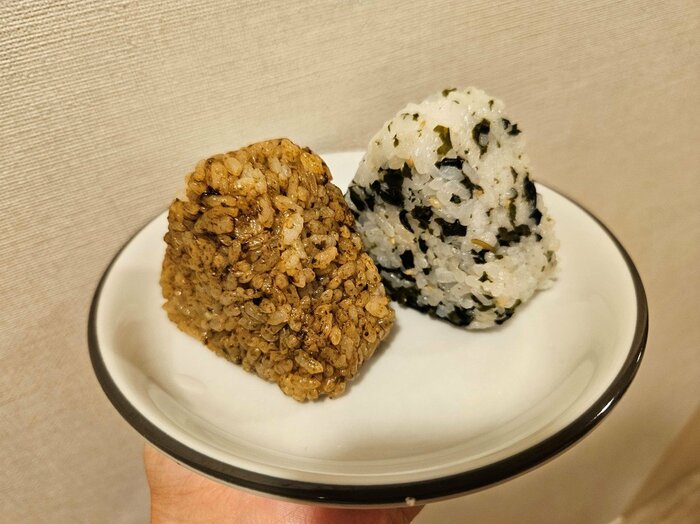 具材を混ぜ合わせたおにぎり