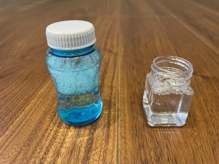 付属のシャボン玉液を、透明のケースに注ぎます