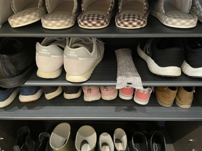 靴箱にはいった竹炭 消臭除湿バッグ