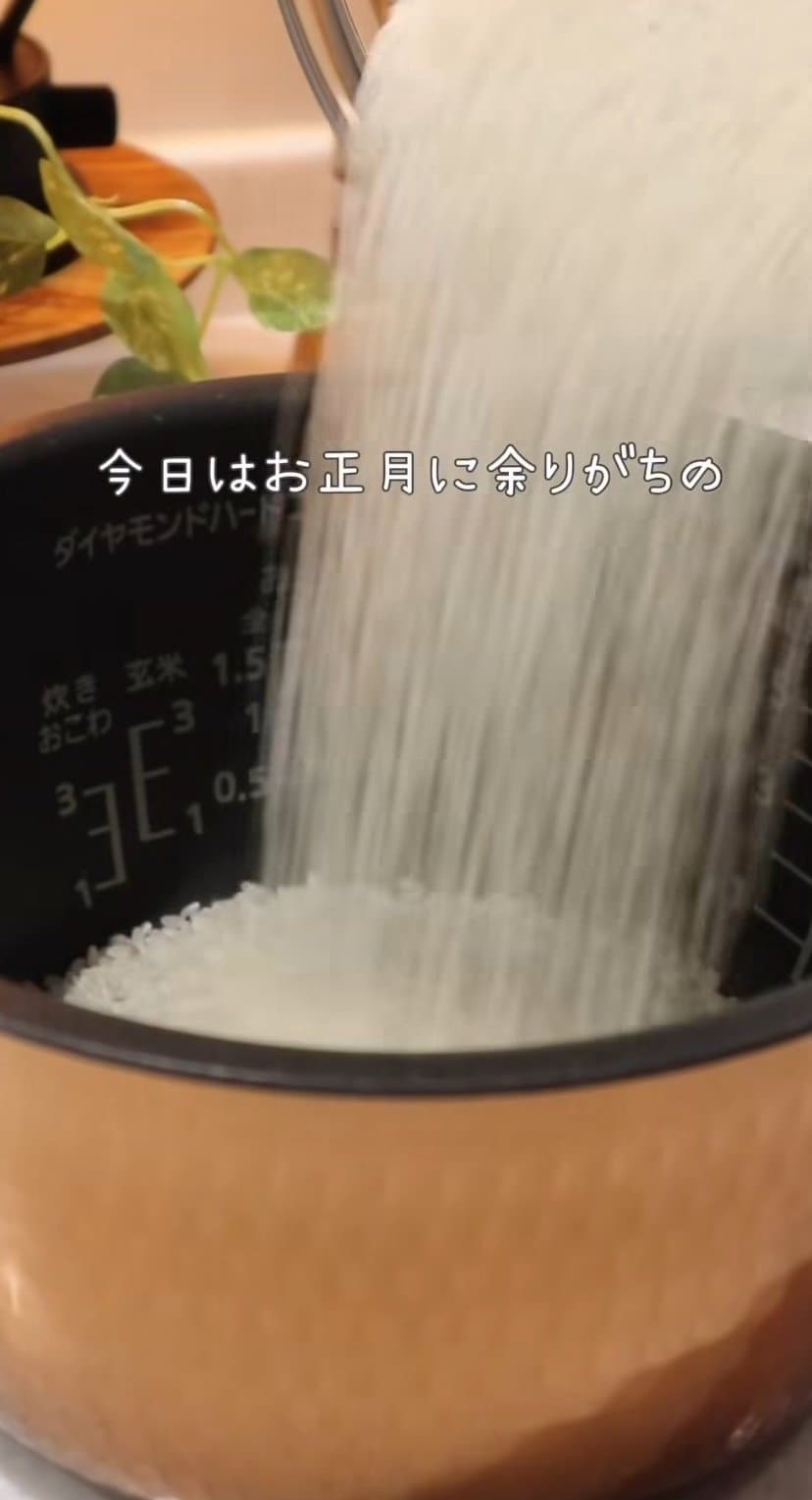 【胃袋婚6年目】切り餅を使った「牛おこわ弁当」ぎゅうぎゅう詰めの副菜も食欲をそそる