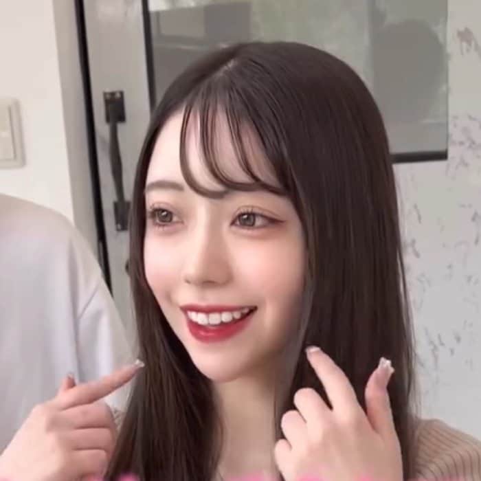 「レイヤーとぱっつん前髪」希望のロングヘア美女→20cmバッサリカットで大胆イメチェン！「いい感じです」と笑顔こぼれる