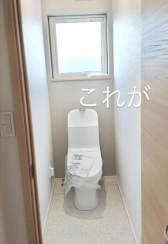 「娘さんと一緒にDIYって素敵」3児のママの簡単DIY！切って貼るだけで「トイレの壁」がおしゃれな“北欧風”に大変身