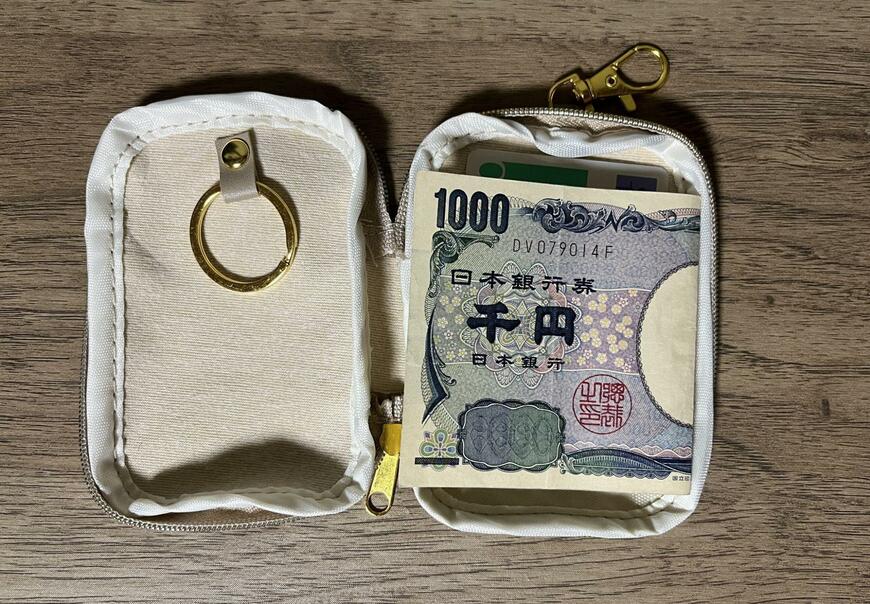 筆者撮影（セリア、SJI-13426 キーケース ファスナー 内ポケット付 シンプルユース）